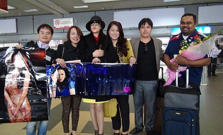 Thu Phương bật khóc khi được fan chào đón ở sân bay